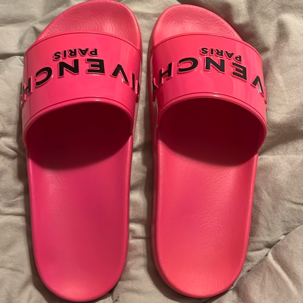 NOT AVAILABLE Authentic Givenchy
Rubber Sandals
39 (9)
Neon Pink